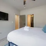 Hey Dolly Denim Dual Townhomes Holiday home Nashville