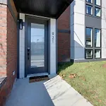 The Sunflower - Mins To Broadway And Rooftop Patio!