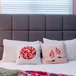 Pink Party Nashville-near Music Row Free Parking Apartment *