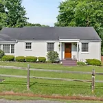 Neighborhood Retreat - Large Yard Family Fire Pit Holiday home