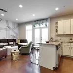 Charming Retreat Near Music Row & Vanderbilt Holiday home