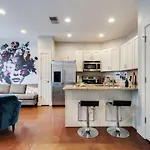 Guitar Groove King Beds Free Pking Near Music Row