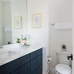Spacious 4br, Rooftop Patio, Garage, Walk To Faves, 5 Mins To Nissan Stadium, Less Than 10 Mins To Broadway, 24 Hr Hospitality, Great For Groups * Nashville