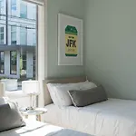 Spacious 4br, Rooftop Patio, Garage, Walk To Faves, 5 Mins To Nissan Stadium, Less Than 10 Mins To Broadway, 24 Hr Hospitality, Great For Groups