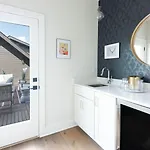 Spacious 4br, Rooftop Patio, Garage, Walk To Faves, 5 Mins To Nissan Stadium, Less Than 10 Mins To Broadway, 24 Hr Hospitality, Great For Groups * Nashville