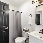 Perfect Sleep 20 Downtown 10 Queen Beds Holiday home *