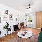 Perfect Sleep 20 Downtown 10 Queen Beds Holiday home *
