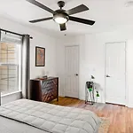 Perfect Sleep 20 Downtown 10 Queen Beds Holiday home *