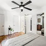 Perfect Sleep 20 Downtown 10 Queen Beds Holiday home