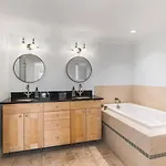 Pool, Walk Restaurants Bars On Famous Music Row Holiday home