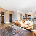 Pool, Walk Restaurants Bars On Famous Music Row Holiday home *