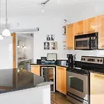 Pool, Walk Restaurants Bars On Famous Music Row Holiday home *