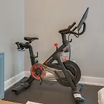Stylish 4bed Retreat With Rooftop, Garage, Peloton, Sleeps 12, Fire Table, Gourmet Kitchen, Cozy Living Space, Dedicated Parking, Near Distilleries, Marathon Village And Nightlife, Chic Skyline Views, 24 Hour Hospitality