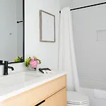 6 Bed With En Baths, Host Up To 20, Rooftops, Parking, Gourmet Kitchens, Cozy Living Spaces, Skyline Views & Fire Table, Near Downtown, Distilleries & Marathon Village, High-speed Wi-fi, 24hr Hospitality Holiday home