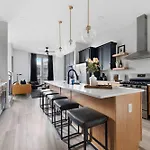 The Bluestem - Stylish Design, Rooftop With Firepit!