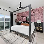 Holiday home The Bluestem - Stylish Design, Rooftop With Firepit! Nashville