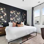 The Bluestem - Stylish Design, Rooftop With Firepit! Holiday home *