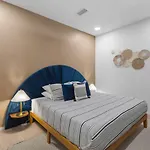 Holiday home Luxury Riverview With Patio Walk To Broadway