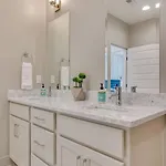 Stylish East Nash Retreat, Walk To Local Favorites, Sleep 10 With Smart Tvs, Workspace & Fast Wifi, Attached Garage & Full Kitchen, Walk To Mas Tacos, Drive 10 Min To Downtown Broadway, 24 Hr Hospitality Holiday home *