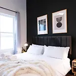 Holiday home Luxury Hillsboro Village Rooftop Retreat Sleep 12 W Chef S Kitchen Smart Tvs & Garage Walk To Vanderbilt Pancake Pantry & Boutique Shopping Minutes To Broadway 12 South & The Parthenon 24 7 Hospitality Nashville