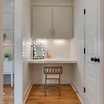 Holiday home Stylish East Nash Retreat, Walk To Local Favorites, Sleep 10 With Smart Tvs, Workspace & Fast Wifi, Attached Garage & Full Kitchen, Walk To Mas Tacos, Drive 10 Min To Downtown Broadway, 24 Hr Hospitality *