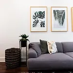Hillsboro Village Retreat Garage Rooftop Deck Sleeps 12 Sophisticated Open Living & Gourmet Kitchen Smart Tvs Pet-friendly W Private Garage Walk To Vanderbilt Minutes To 12 South & Broadway 24 7 Hospitality Holiday home