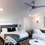 Holiday home Hillsboro Village Retreat Garage Rooftop Deck Sleeps 12 Sophisticated Open Living & Gourmet Kitchen Smart Tvs Pet-friendly W Private Garage Walk To Vanderbilt Minutes To 12 South & Broadway 24 7 Hospitality *