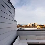 Hillsboro Village Retreat Garage Rooftop Deck Sleeps 12 Sophisticated Open Living & Gourmet Kitchen Smart Tvs Pet-friendly W Private Garage Walk To Vanderbilt Minutes To 12 South & Broadway 24 7 Hospitality Holiday home Nashville
