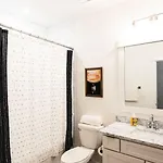 Hillsboro Village Retreat Garage Rooftop Deck Sleeps 12 Sophisticated Open Living & Gourmet Kitchen Smart Tvs Pet-friendly W Private Garage Walk To Vanderbilt Minutes To 12 South & Broadway 24 7 Hospitality Holiday home Nashville