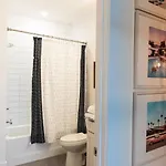 Holiday home Hillsboro Village Retreat Garage Rooftop Deck Sleeps 12 Sophisticated Open Living & Gourmet Kitchen Smart Tvs Pet-friendly W Private Garage Walk To Vanderbilt Minutes To 12 South & Broadway 24 7 Hospitality Nashville