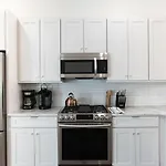 Hillsboro Village Retreat Garage Rooftop Deck Sleeps 12 Sophisticated Open Living & Gourmet Kitchen Smart Tvs Pet-friendly W Private Garage Walk To Vanderbilt Minutes To 12 South & Broadway 24 7 Hospitality *