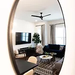 Hillsboro Village Retreat Garage Rooftop Deck Sleeps 12 Sophisticated Open Living & Gourmet Kitchen Smart Tvs Pet-friendly W Private Garage Walk To Vanderbilt Minutes To 12 South & Broadway 24 7 Hospitality