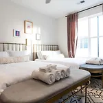 Hillsboro Village Retreat Garage Rooftop Deck Sleeps 12 Sophisticated Open Living & Gourmet Kitchen Smart Tvs Pet-friendly W Private Garage Walk To Vanderbilt Minutes To 12 South & Broadway 24 7 Hospitality Holiday home
