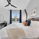 The Iris - Walk To Dining And Nightlife Rooftop! Holiday home