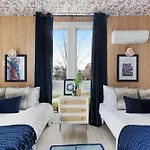 Holiday home The Iris - Walk To Dining And Nightlife Rooftop!