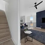 The Iris - Walk To Dining And Nightlife Rooftop! Holiday home