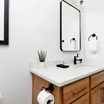 The Iris - Walk To Dining And Nightlife Rooftop! Holiday home *
