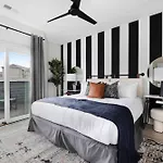 The Azalea - Walk To Dining & Nightlife, Rooftop! Holiday home *