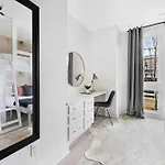 The Azalea - Walk To Dining & Nightlife, Rooftop! Holiday home *
