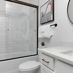 Holiday home The Camellia - Rooftop Patio & Dog Friendly! Nashville