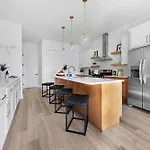 The Camellia - Rooftop Patio & Dog Friendly!