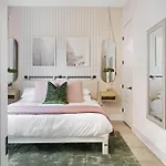 The Camellia - Rooftop Patio & Dog Friendly!