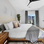 The Camellia - Rooftop Patio & Dog Friendly! Holiday home