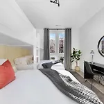 Holiday home The Camellia - Rooftop Patio & Dog Friendly! *