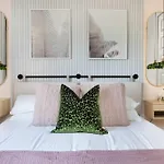 The Camellia - Rooftop Patio & Dog Friendly!