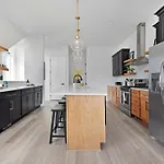 Holiday home The Aster - Rooftop Patio 2 Miles To Broadway