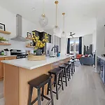 The Aster - Rooftop Patio 2 Miles To Broadway Holiday home *