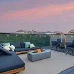 Holiday home The Bluestem - Stylish Design, Rooftop With Firepit! *