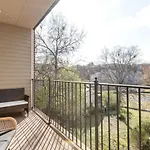 Star Studded - Near Music Row- Private Balcony Holiday home *