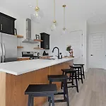 The Sunflower - Mins To Broadway And Rooftop Patio!